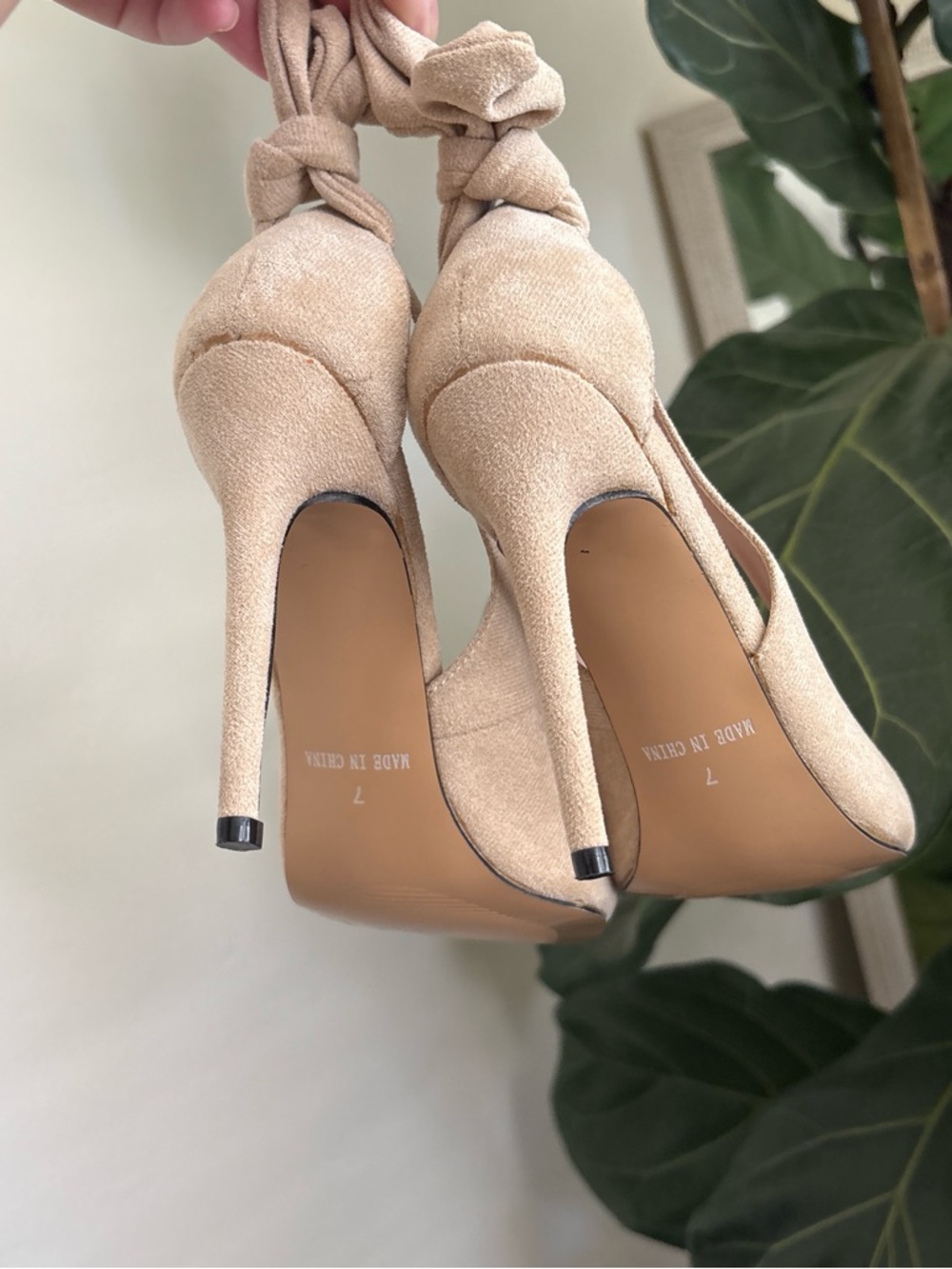 Bow tie Cream Pumps - Picture 6 of 8